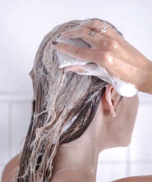 Usi l'asciugamano per tamponare i capelli? Non farlo, rischi di