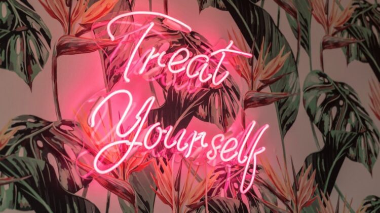 Neon-Schriftzug „Treat Yourself“