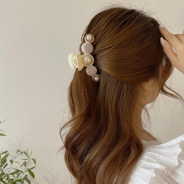 35 claw clip hairstyles that give us major 90s style inspo - Treatwell
